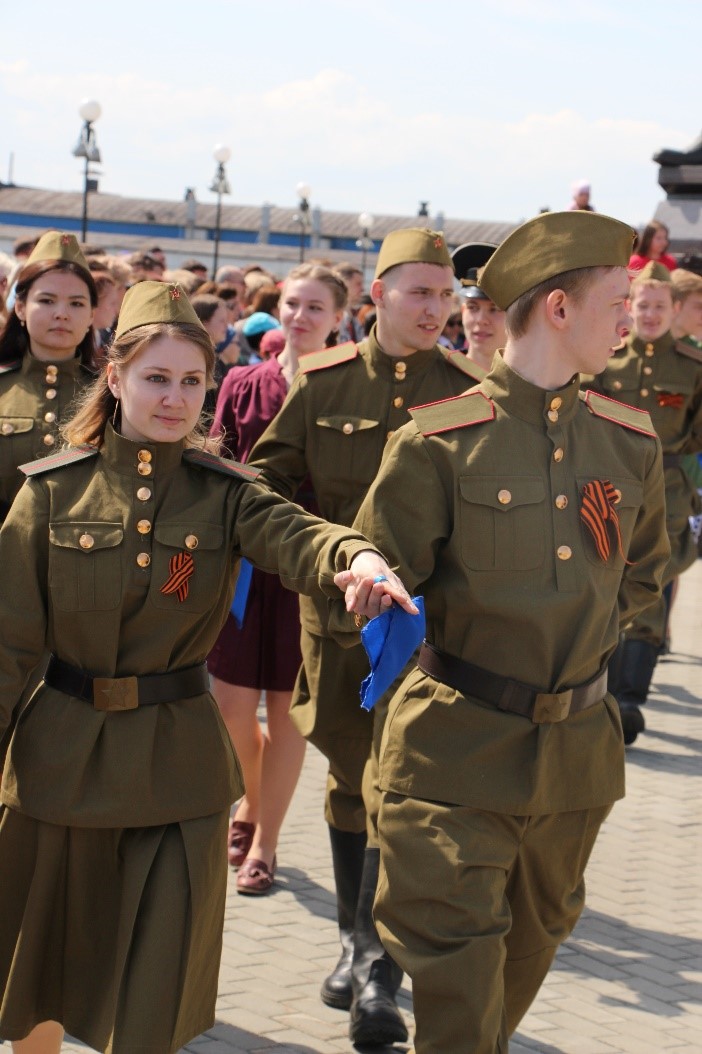 В Верхней Пышме студенты ТУ УГМК исполнили «Вальс Победы» - фото